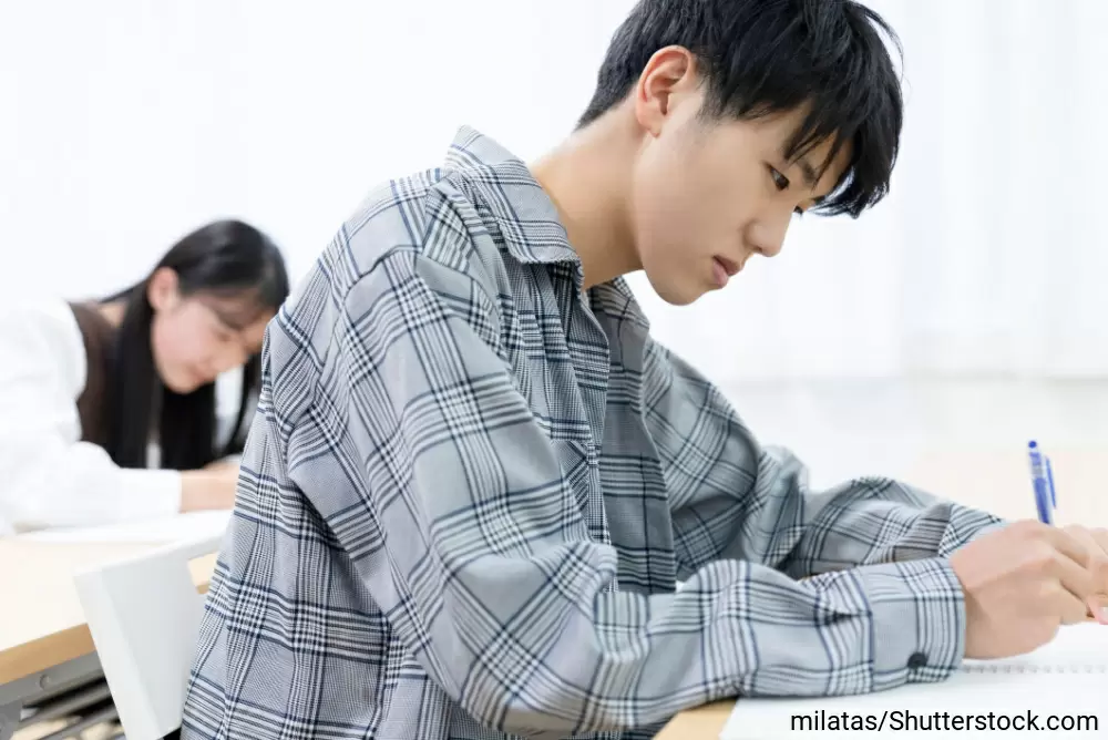 塾で勉強している高校生くらいの男女