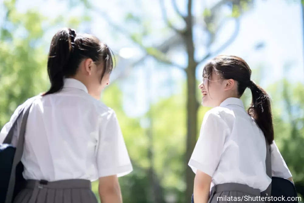 楽しそうに話している様子の制服を着た2人の女の子