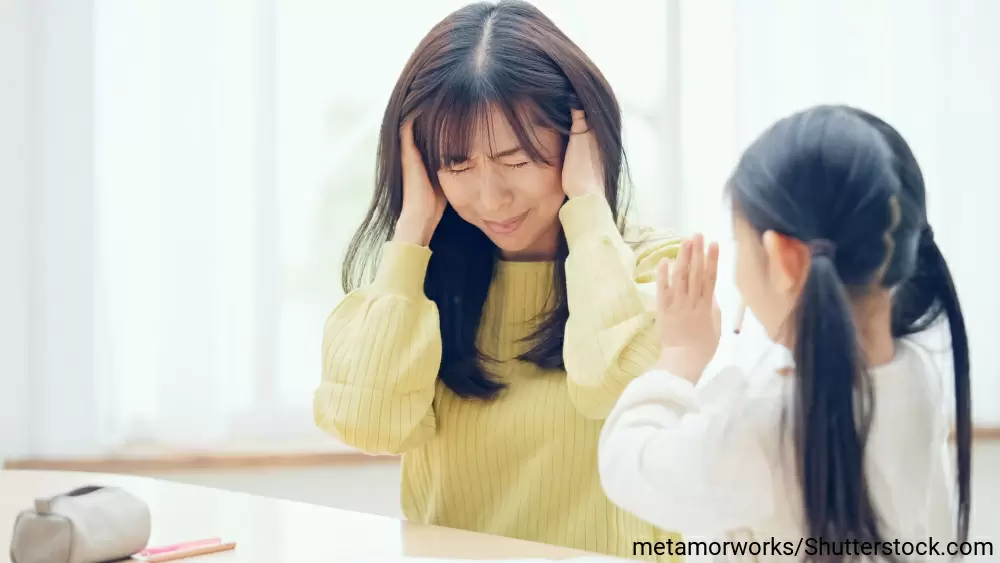 娘の横で頭を抱えるお母さん