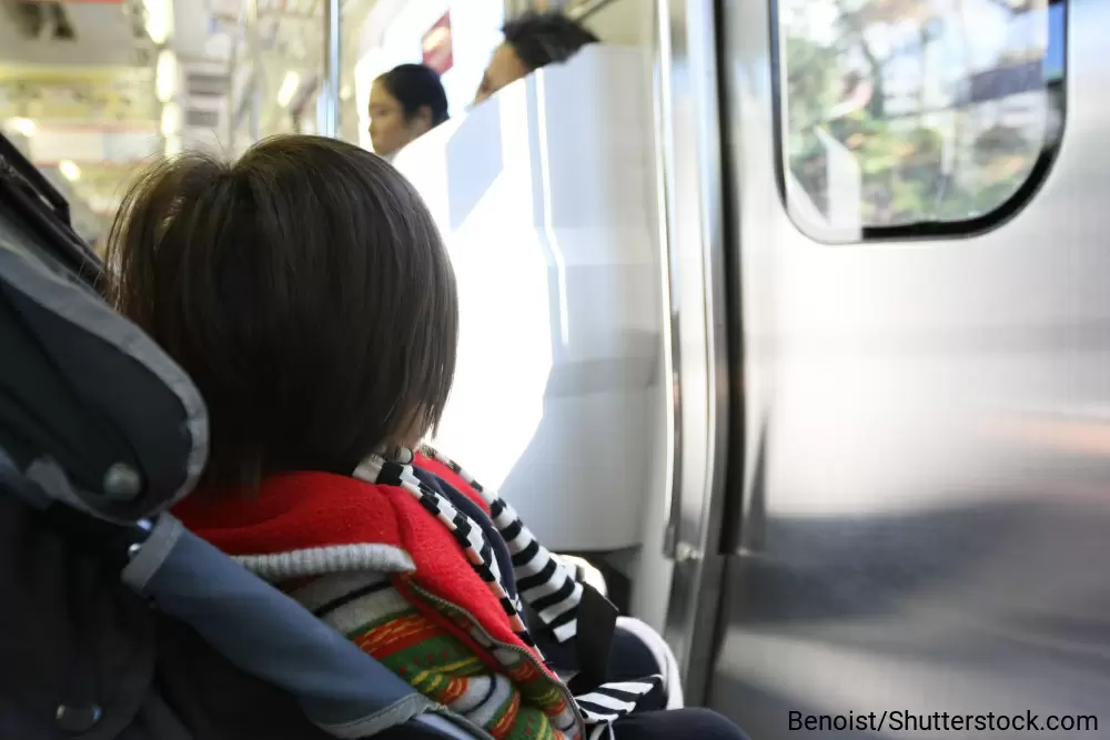 ベビーカーに乗っている電車の中の子ども