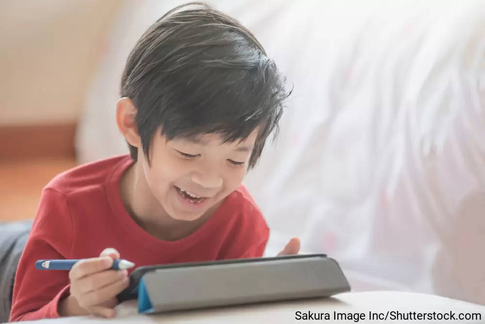 タブレットを楽しそうに使っている男の子