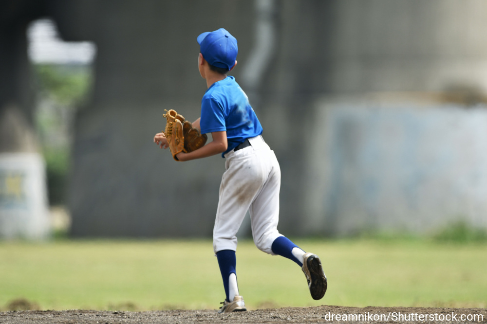 野球の練習をしている男の子