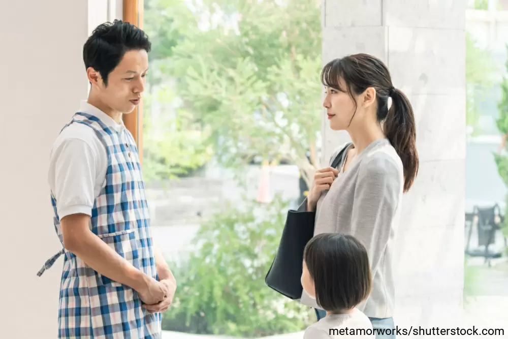 男性保育士に娘を預けるお母さん