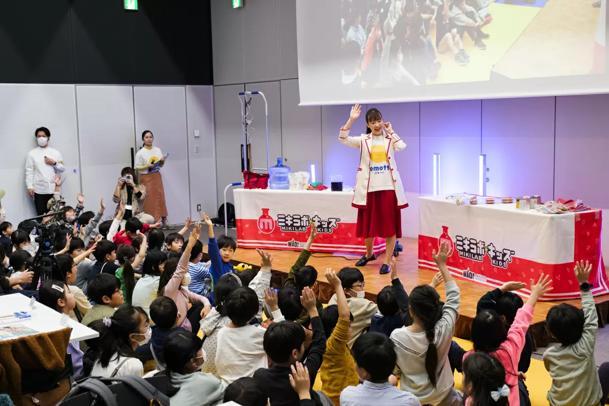 サイエンスショーのステージと見ている子どもたち