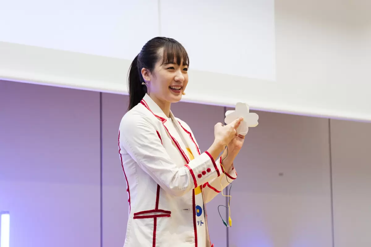 サイエンスショーを行う五十嵐美樹さん
