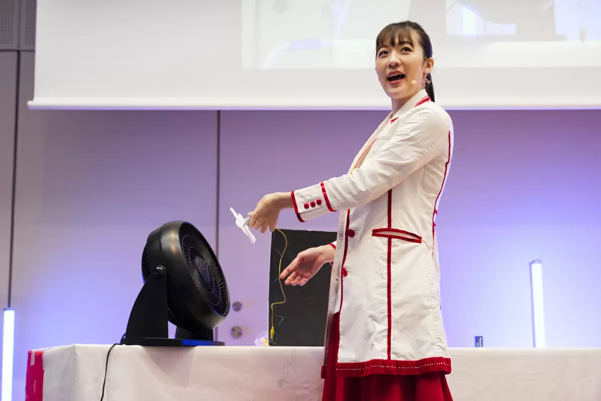 風力発電キットの実験をする五十嵐美樹さん