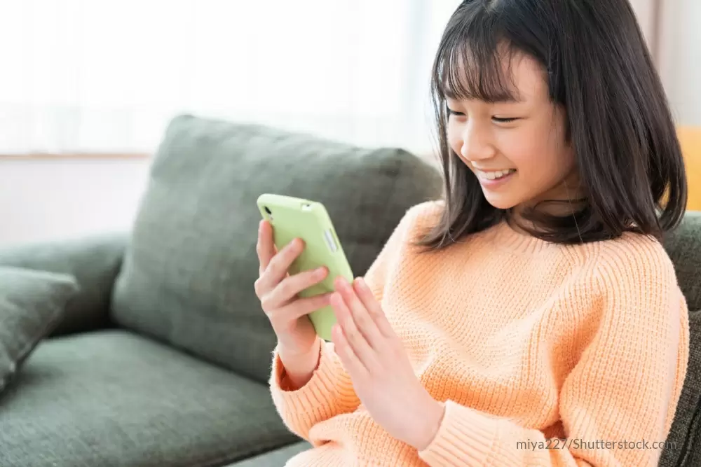 スマホを見る子どものイメージ