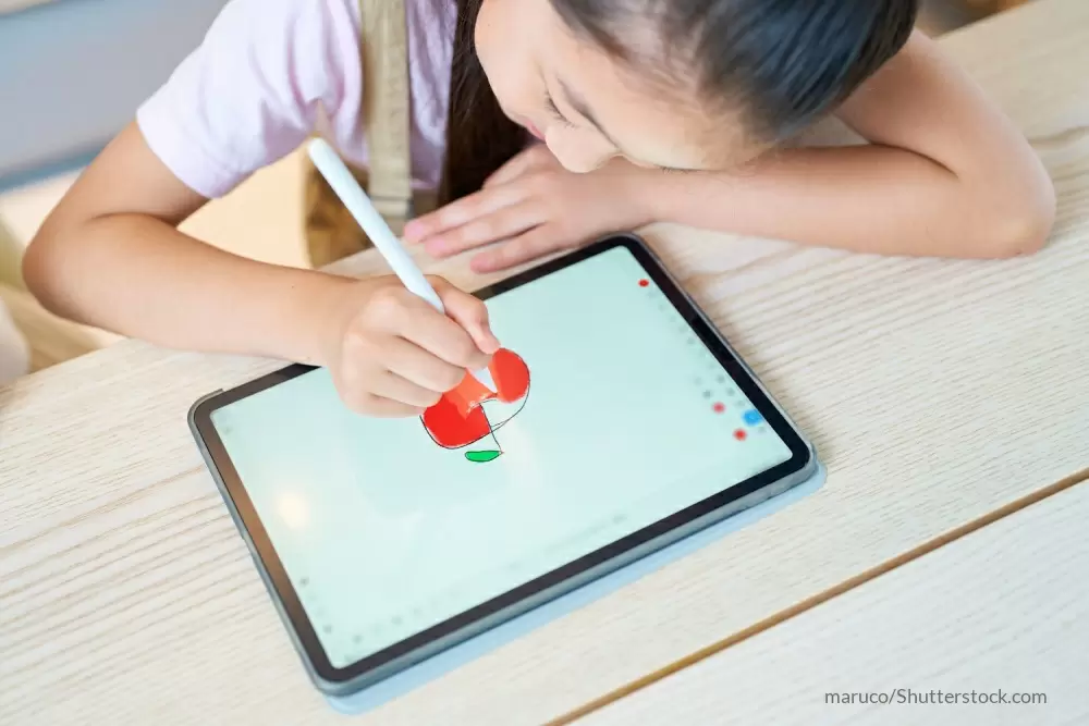 タブレットに絵を描く女の子のイメージ