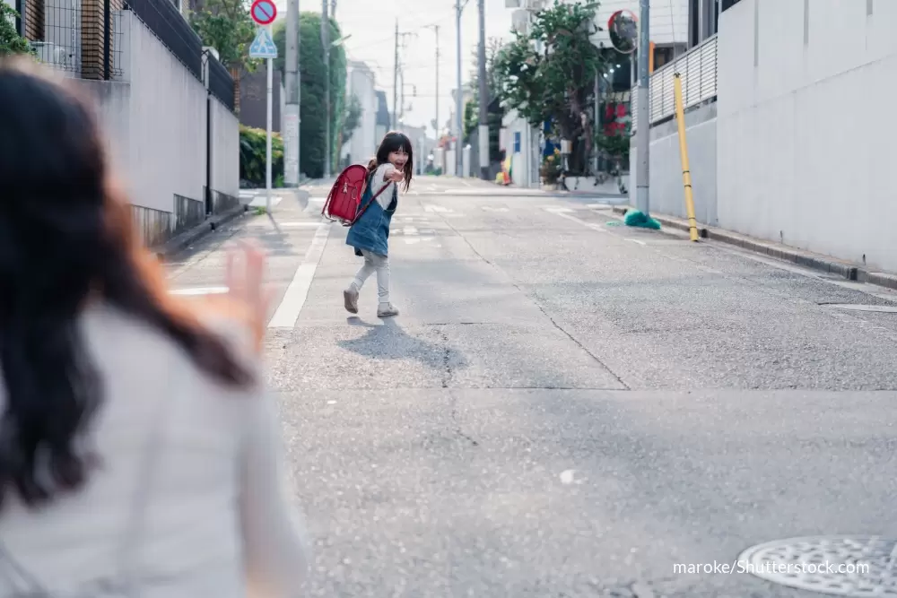 登校を見送る親とその子どものイメージ