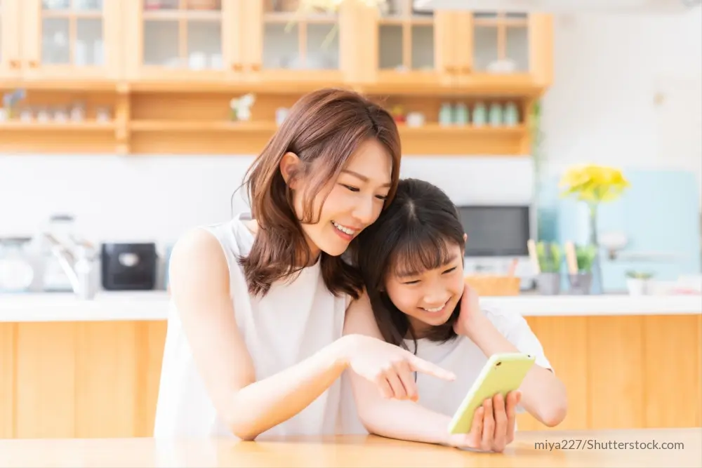 スマホを使用する親子のイメージ