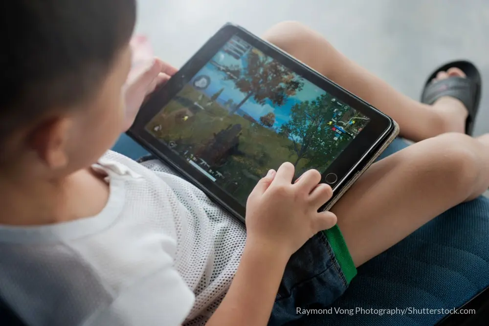 タブレットでゲームをする子どものイメージ