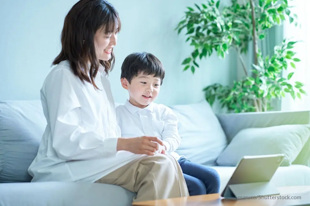 親子でコミュニケーションをとるイメージ