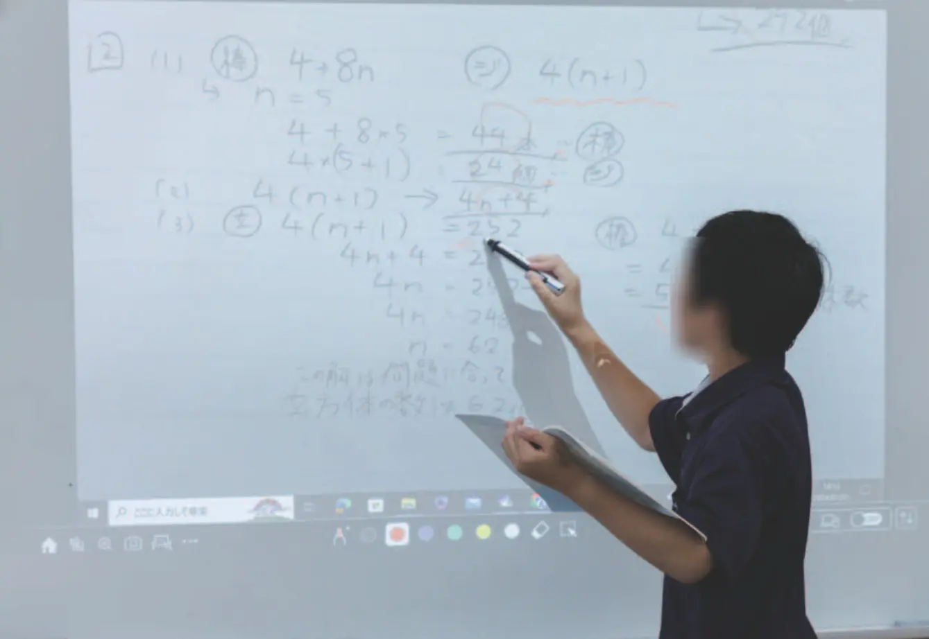 プロジェクター型電子黒板が実現する生徒主体の授業！ ―ICTを活用した