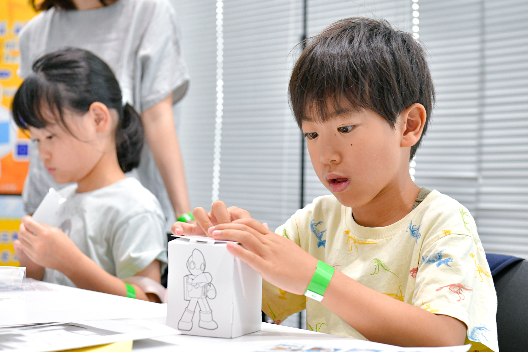ペーパクラフトを楽しむ子ども