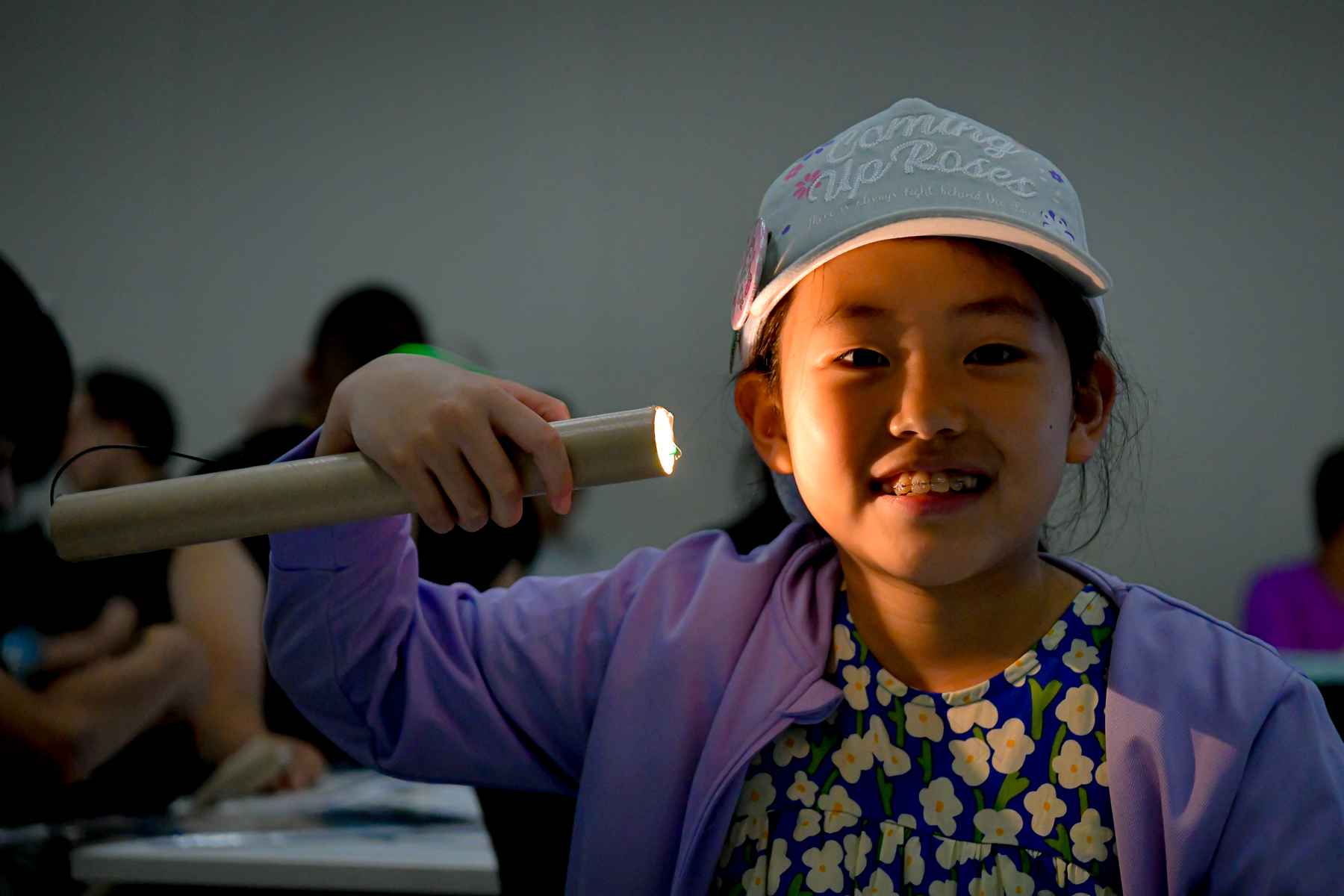 懐中電灯を照らす子ども