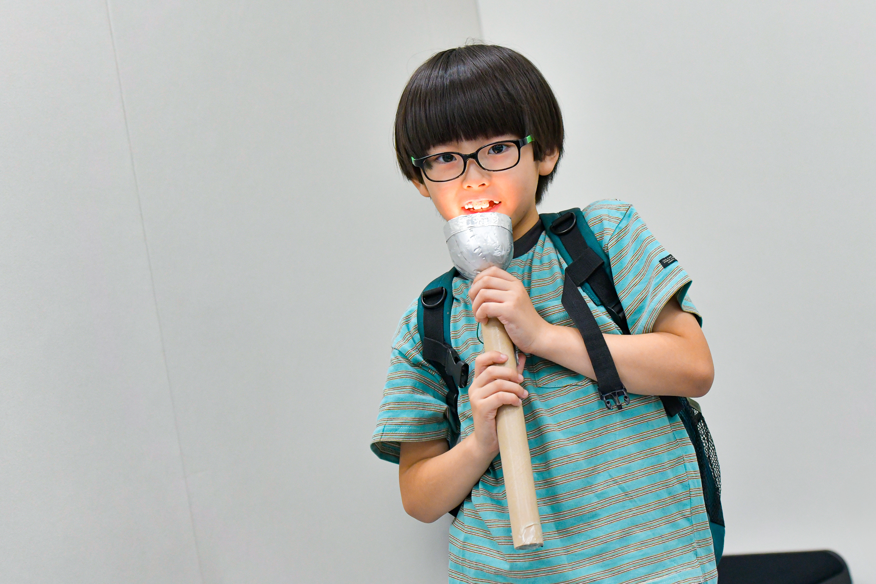 ライトを照らす子ども