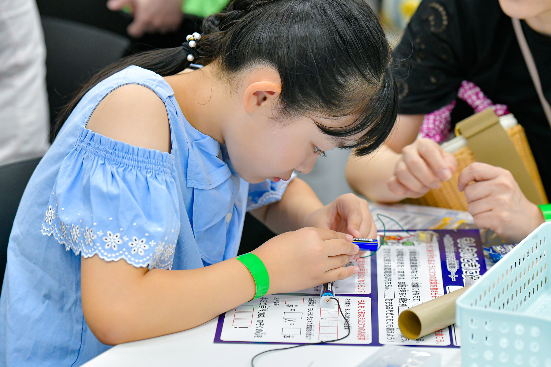回路をつなげる子ども