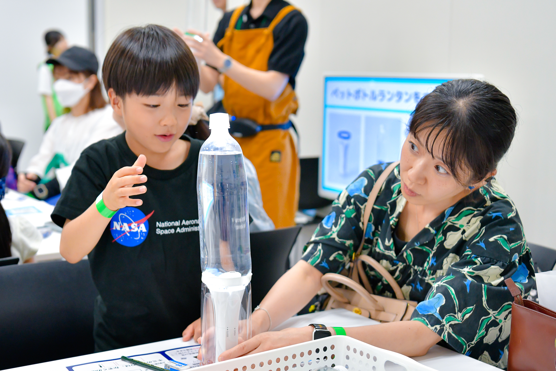 ペットボトルらんたん工作ワークショップに取り組む親子