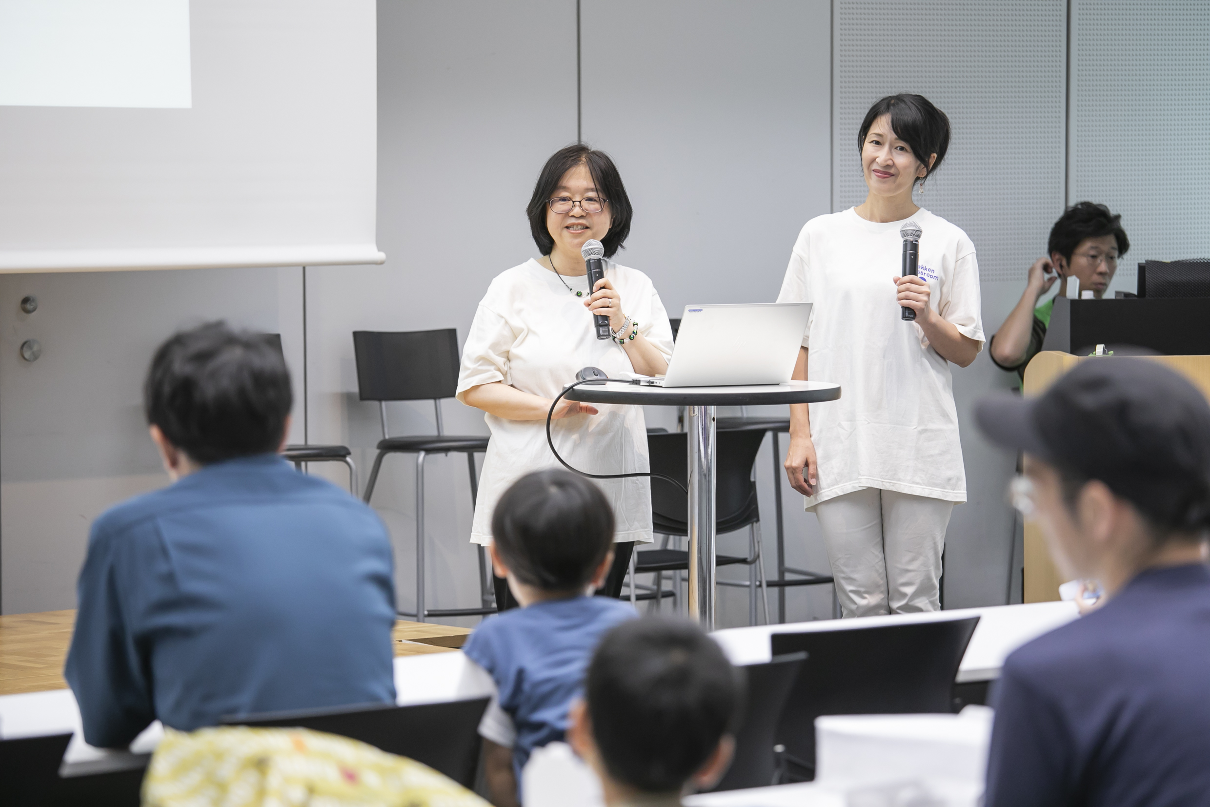 説明する二人
