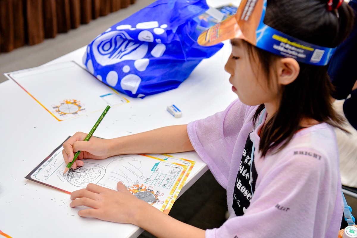 最強王イベントのイラストを描く女の子