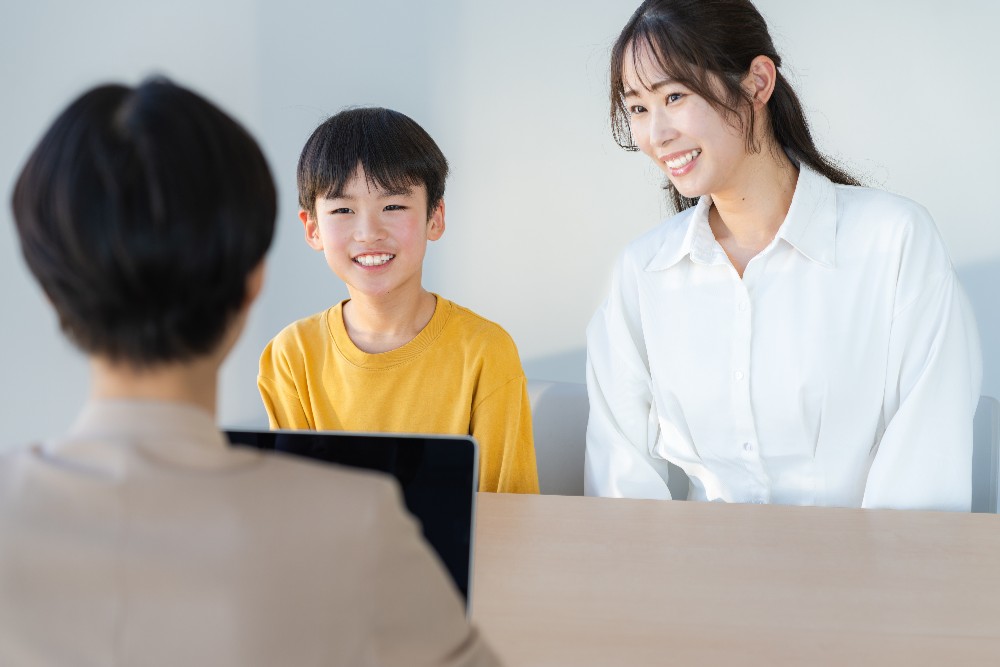 スクールカウンセラーに相談する親子のイメージ