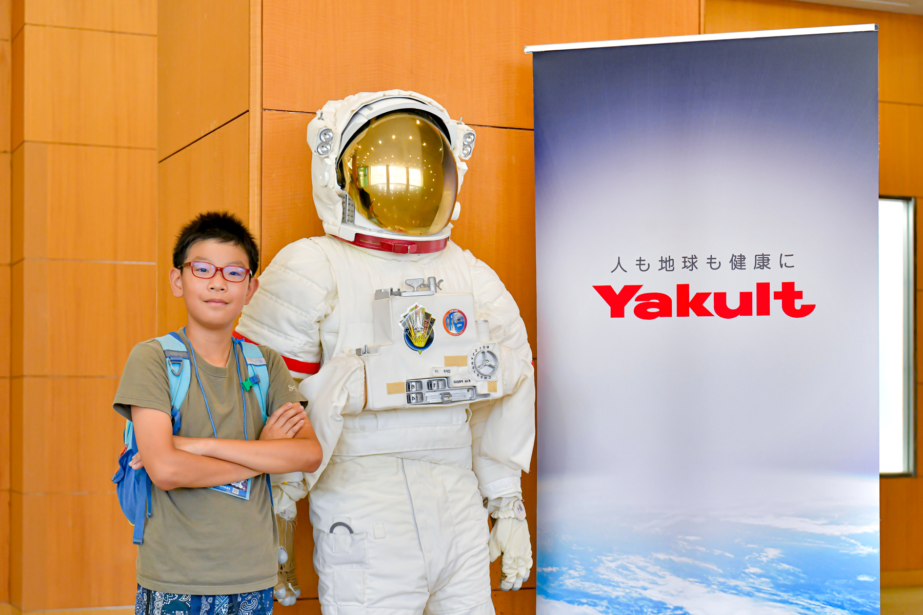 宇宙服のレプリカと記念撮影する探Qキッズ