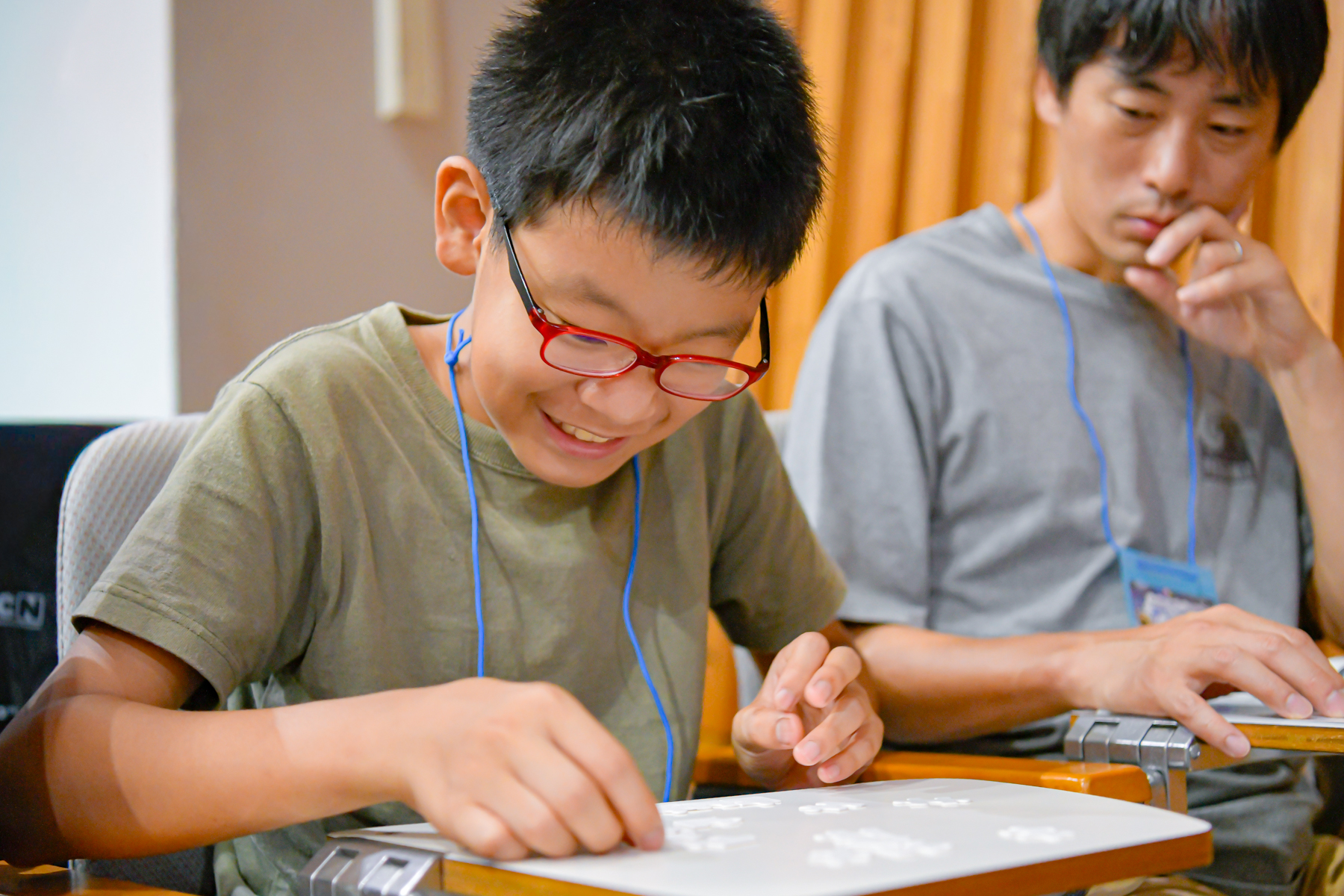 無地のパズルを組み立てる様子
