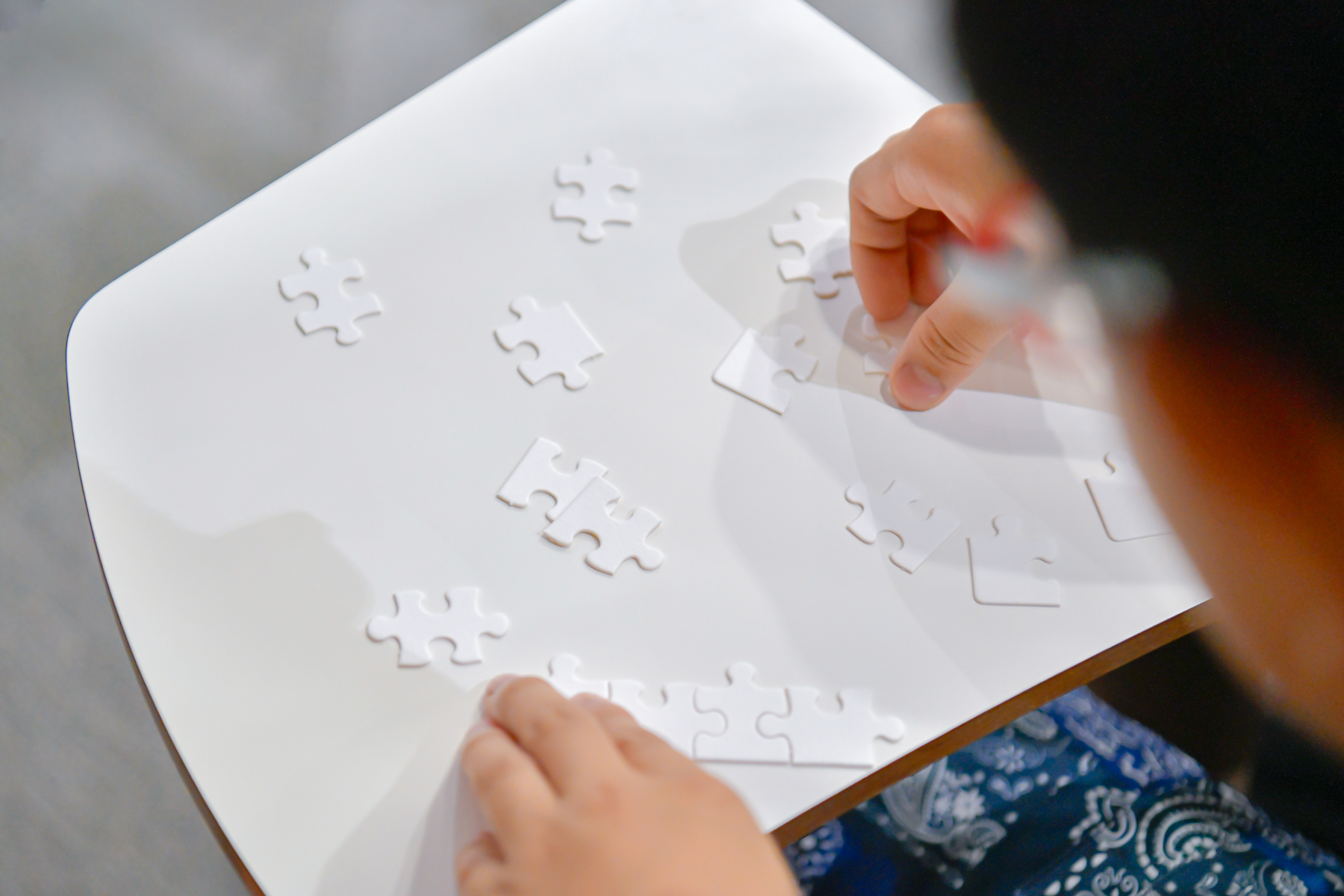 無地のパズルを組み上げるワークショップの様子