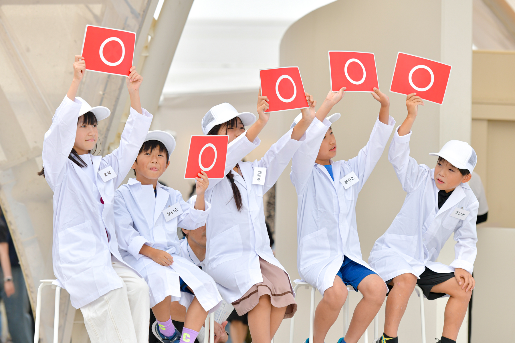 クイズに回答するこども研究員たち