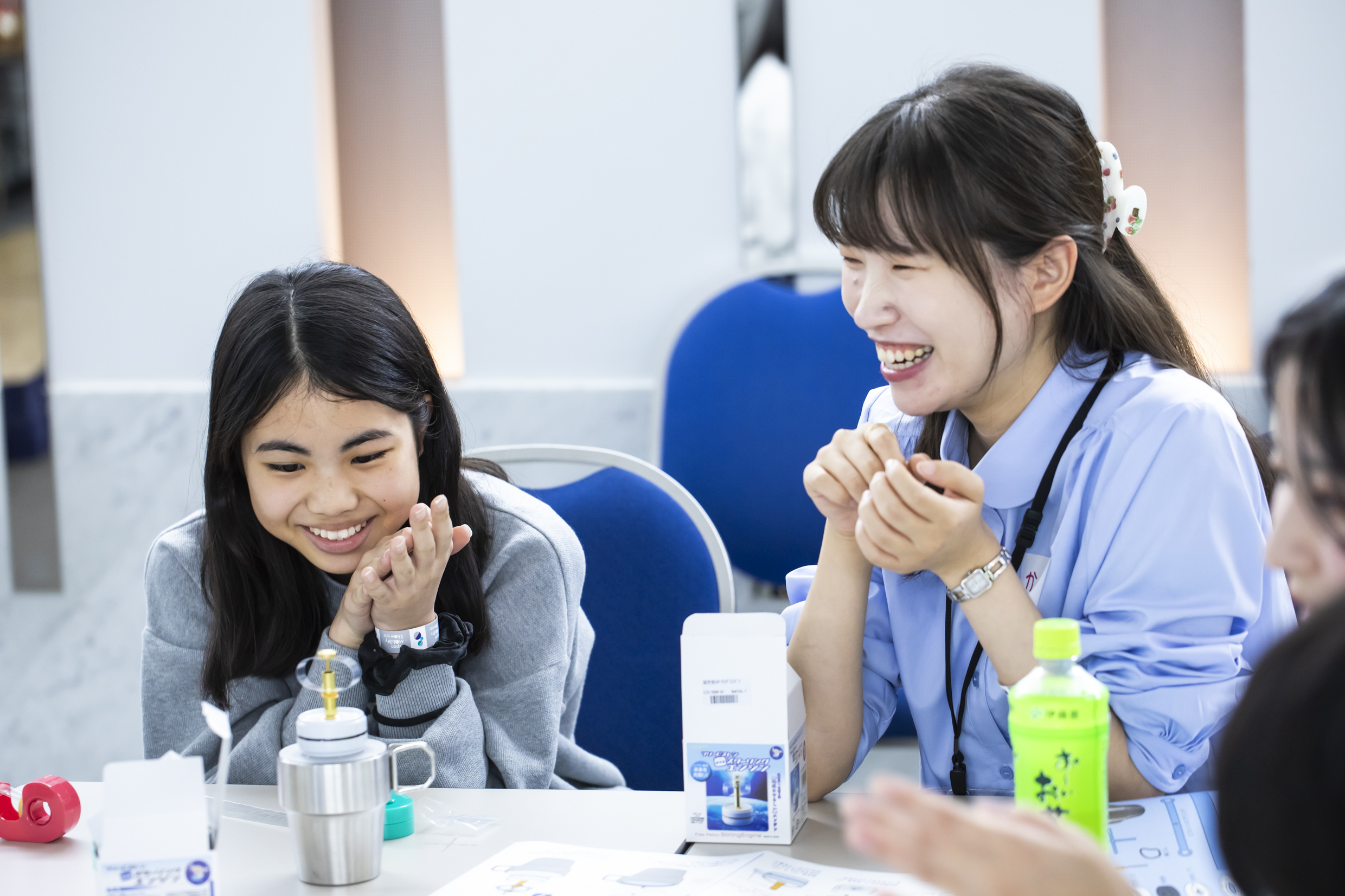 スターリングエンジン実験工作する中学生と女性エンジニア