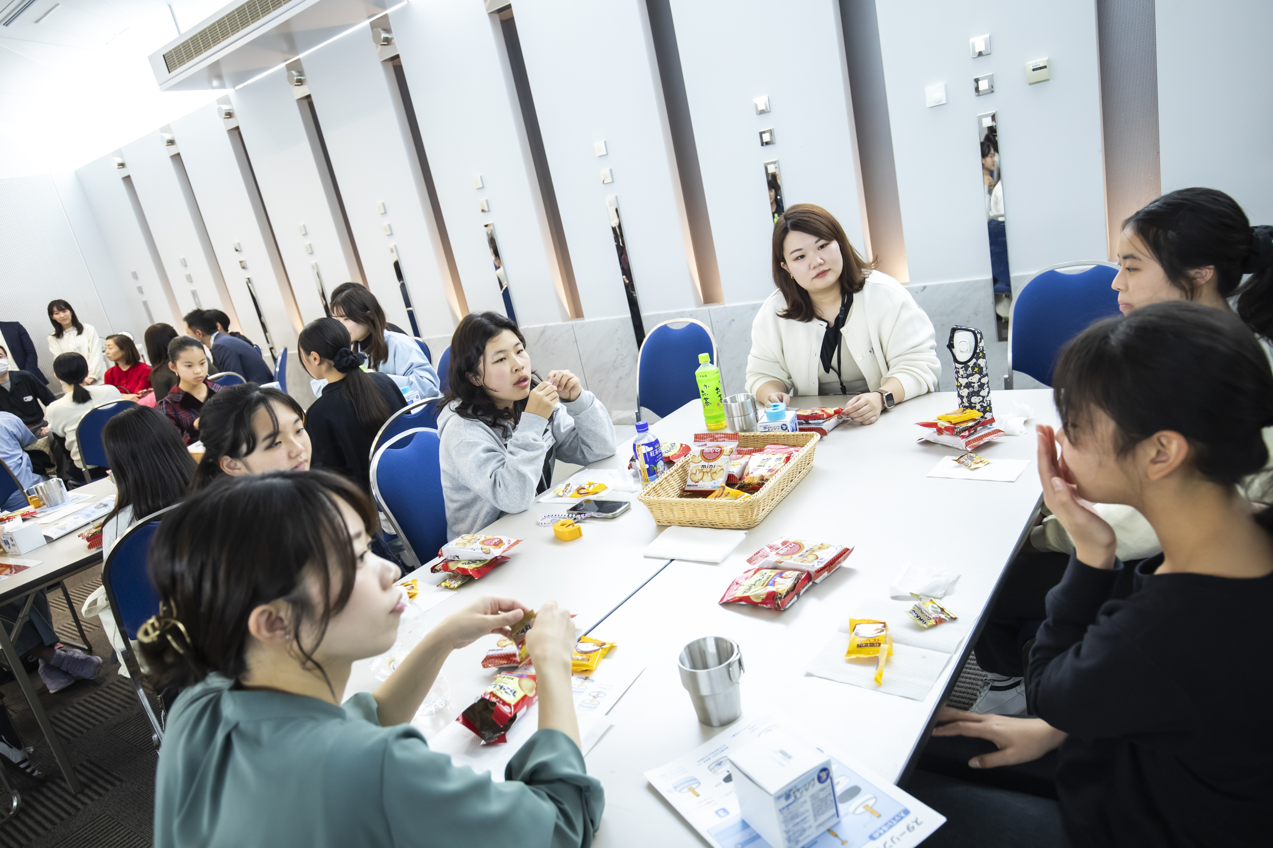 中学生と女性エンジニアのトークの様子