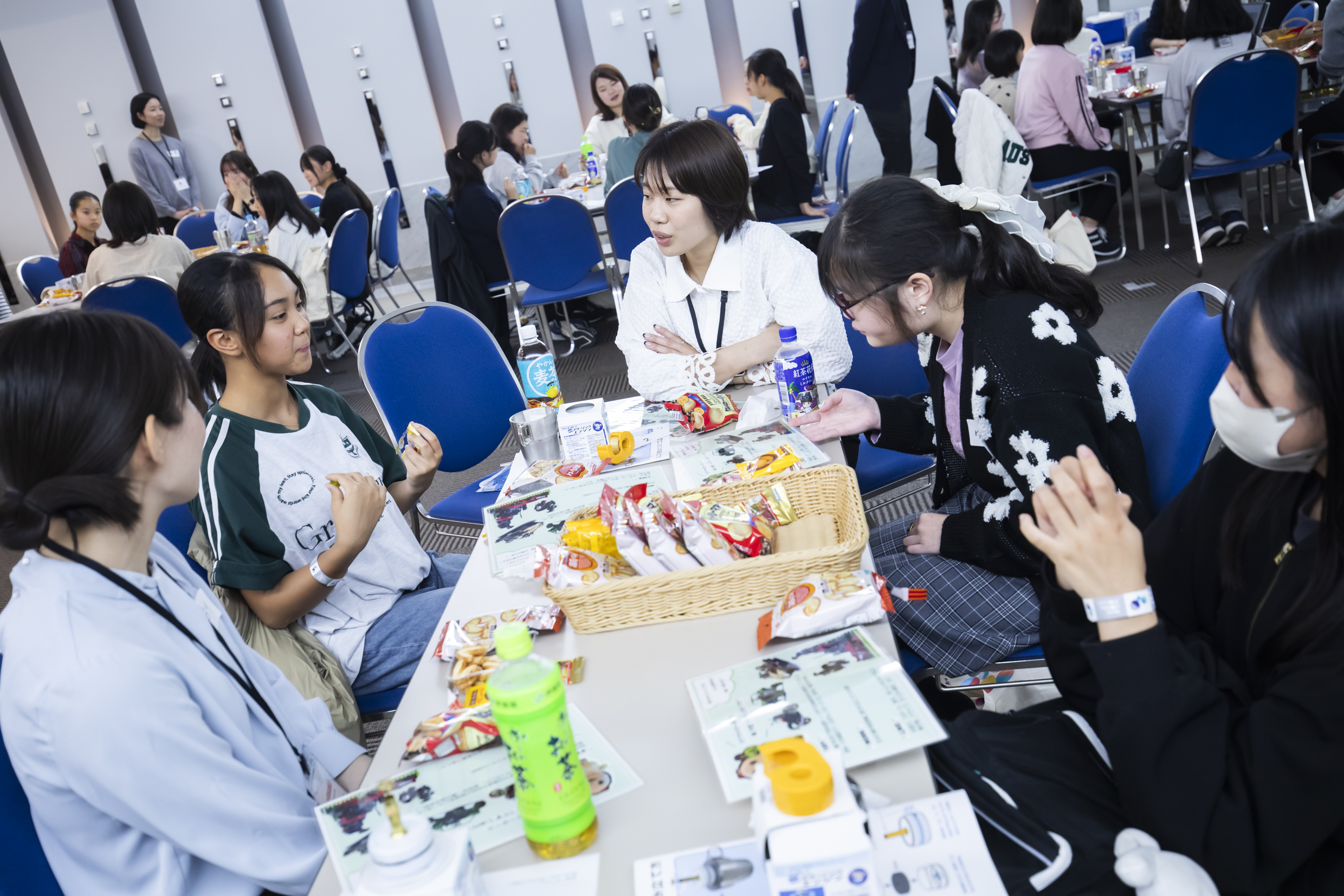 女性エンジニアと中学生のグループトーク