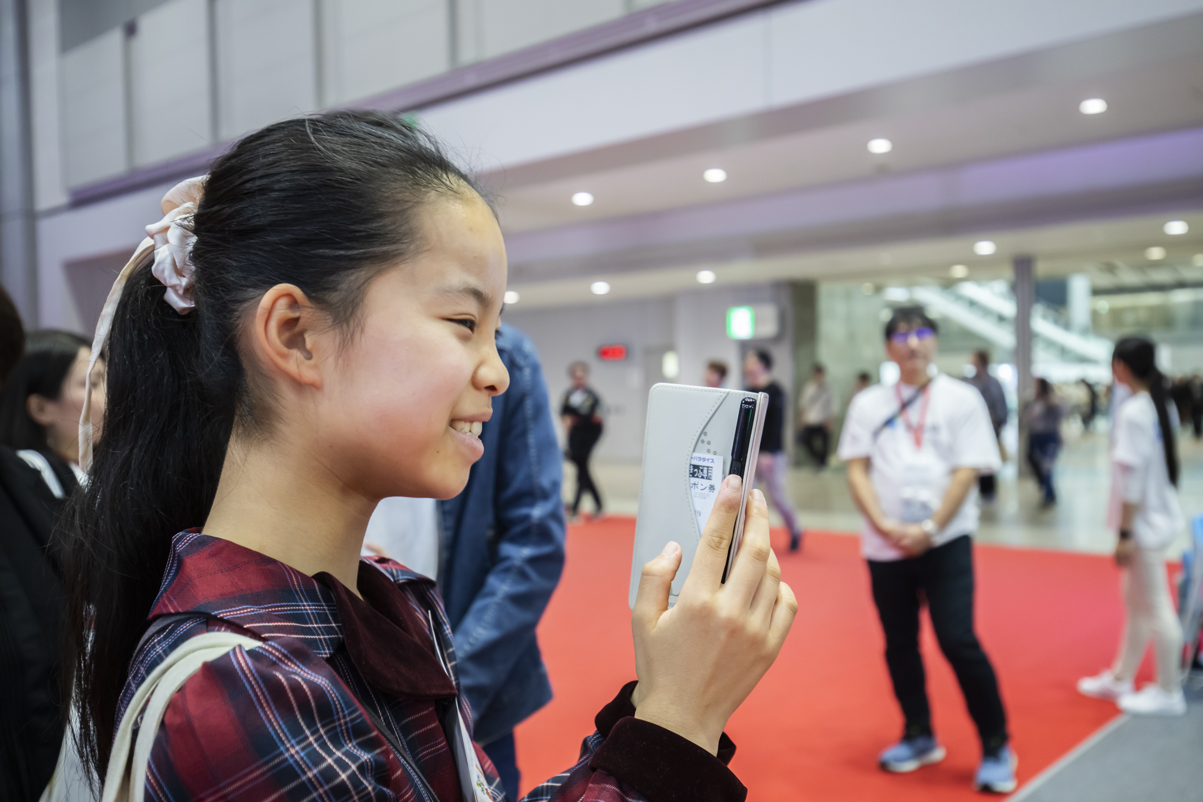 Japan Mobility Showで車を撮る中学生