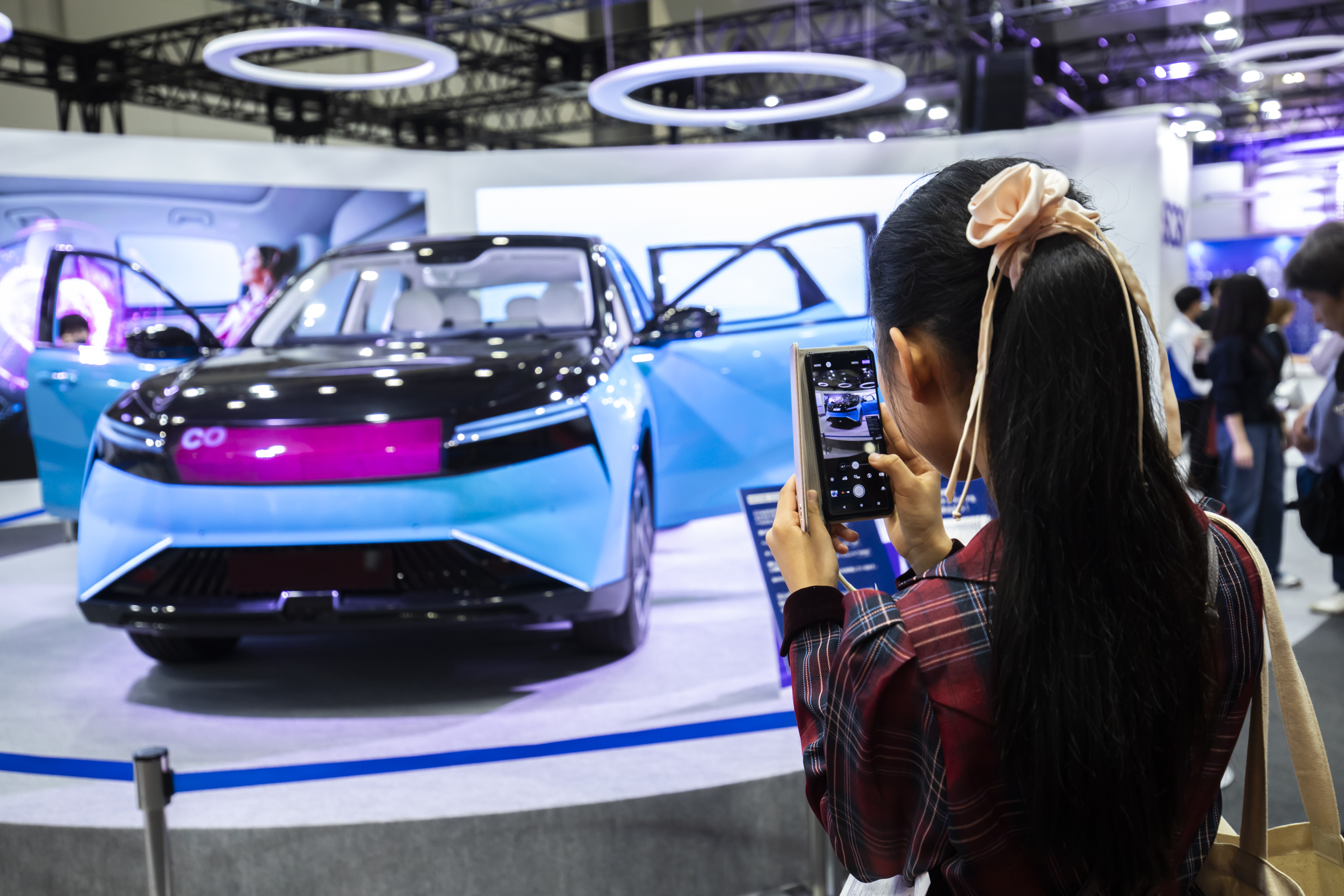 Japan Mobility Showで車を撮る中学生