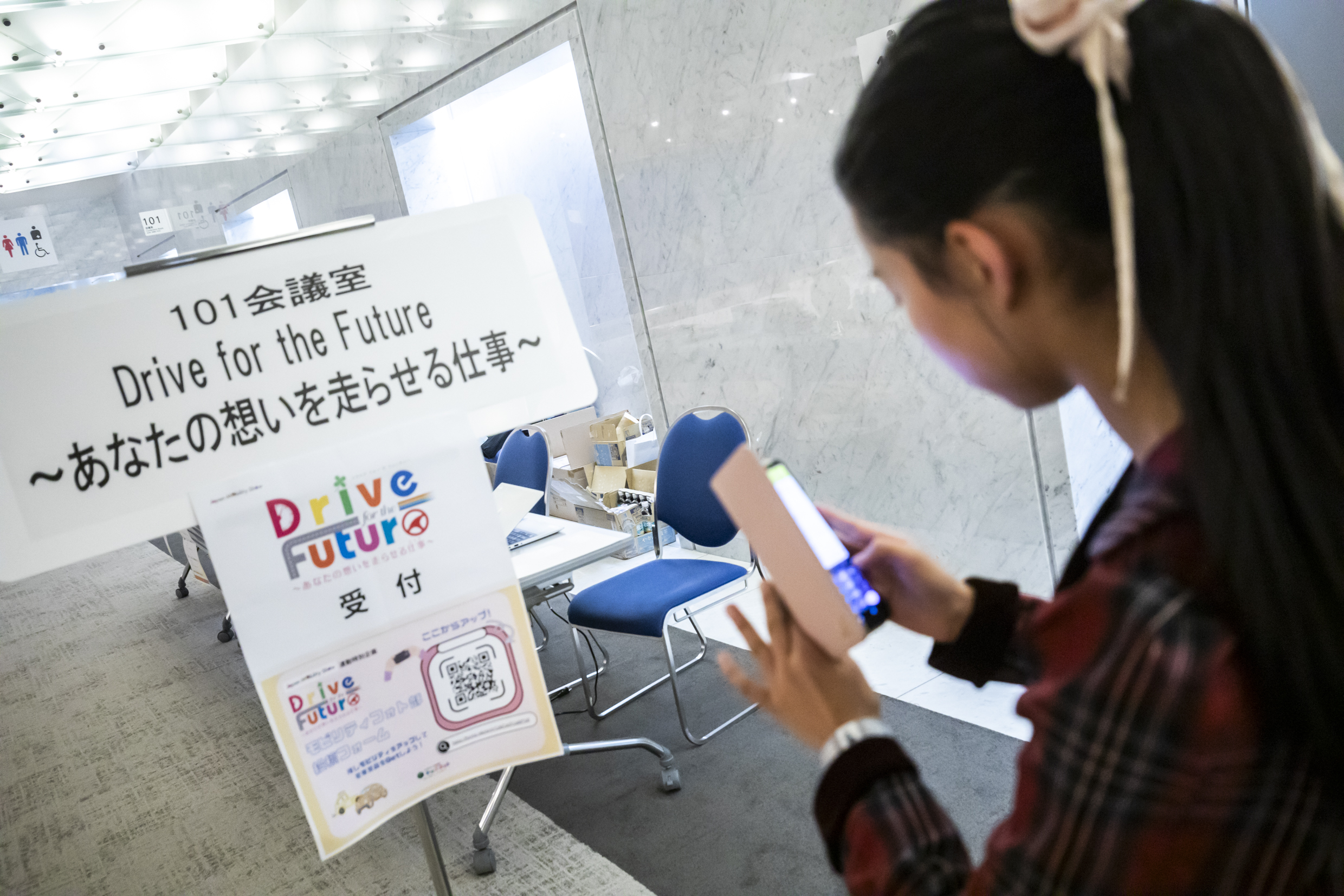 Japan Mobility Showで車を撮る中学生