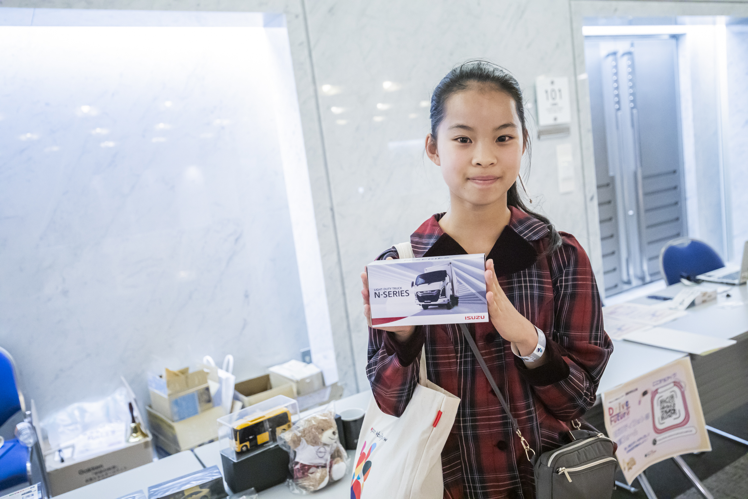 景品を持つ中学生