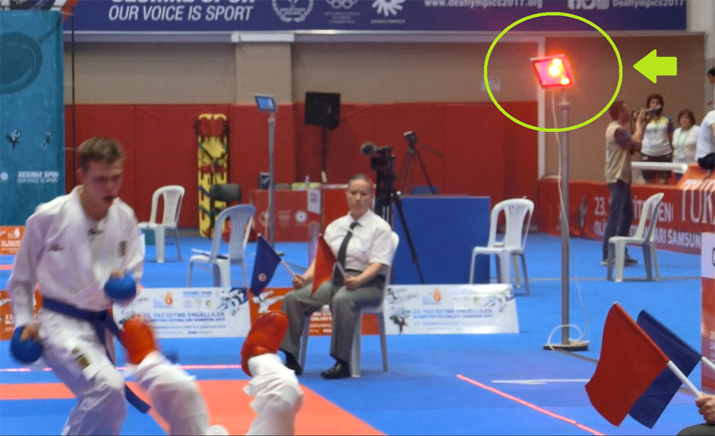 空手で審判の合図を知らせるランプの画像