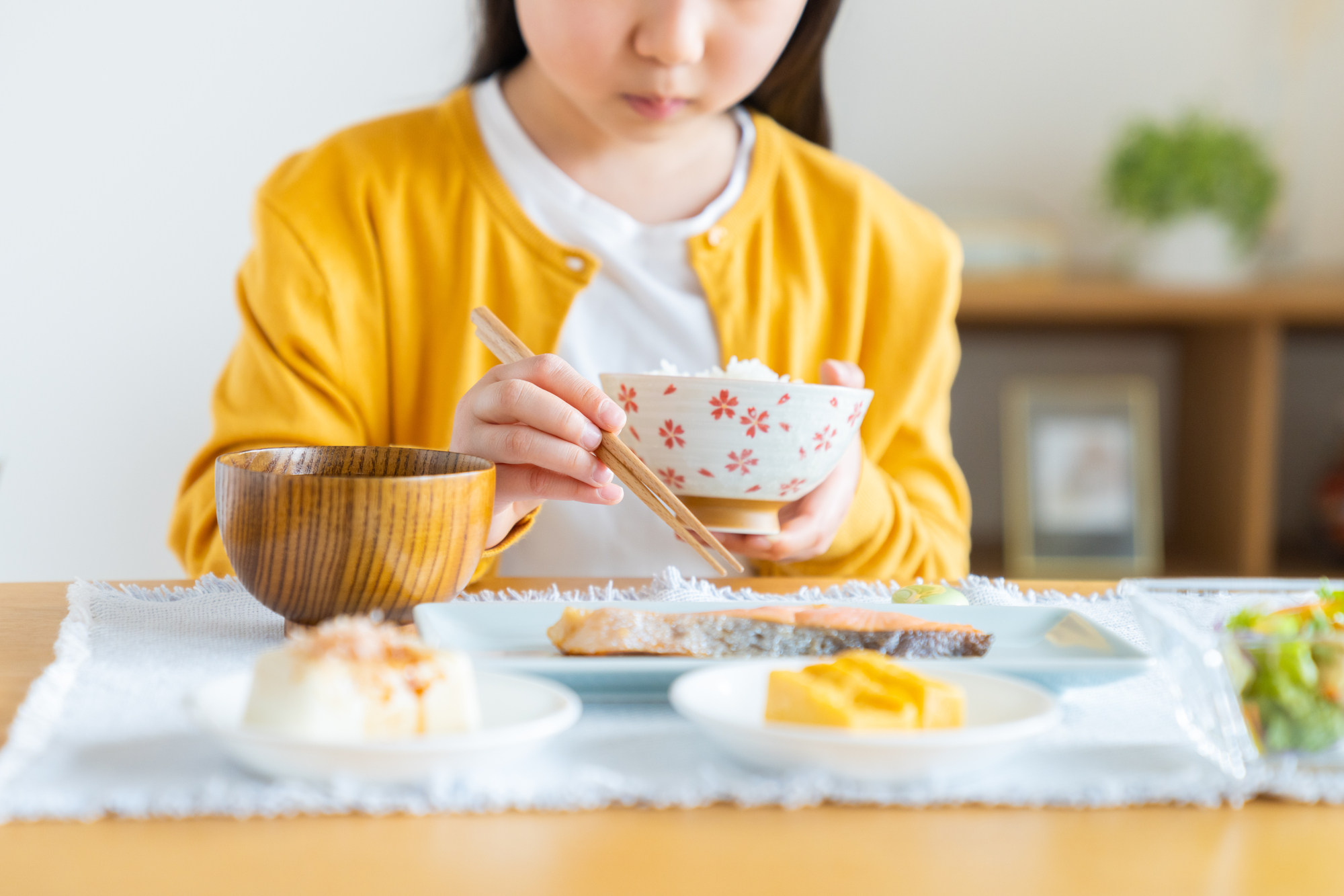 朝食を食べる子ども