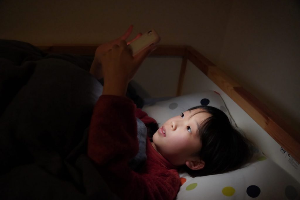 夜寝る前にスマホをする子ども