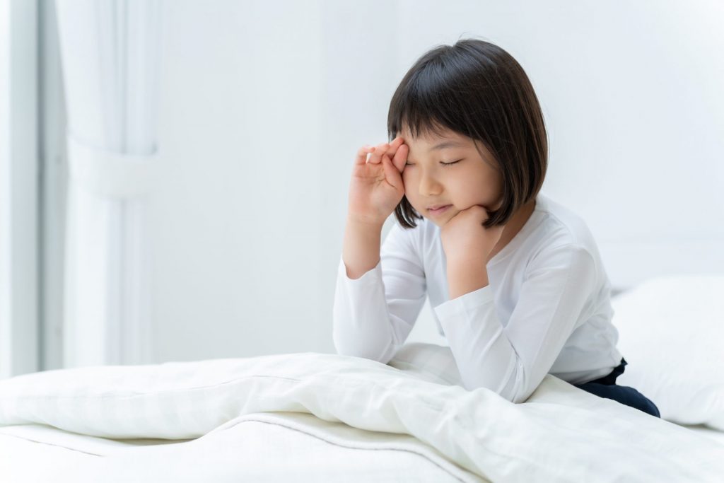 寝不足で眠そうな女の子