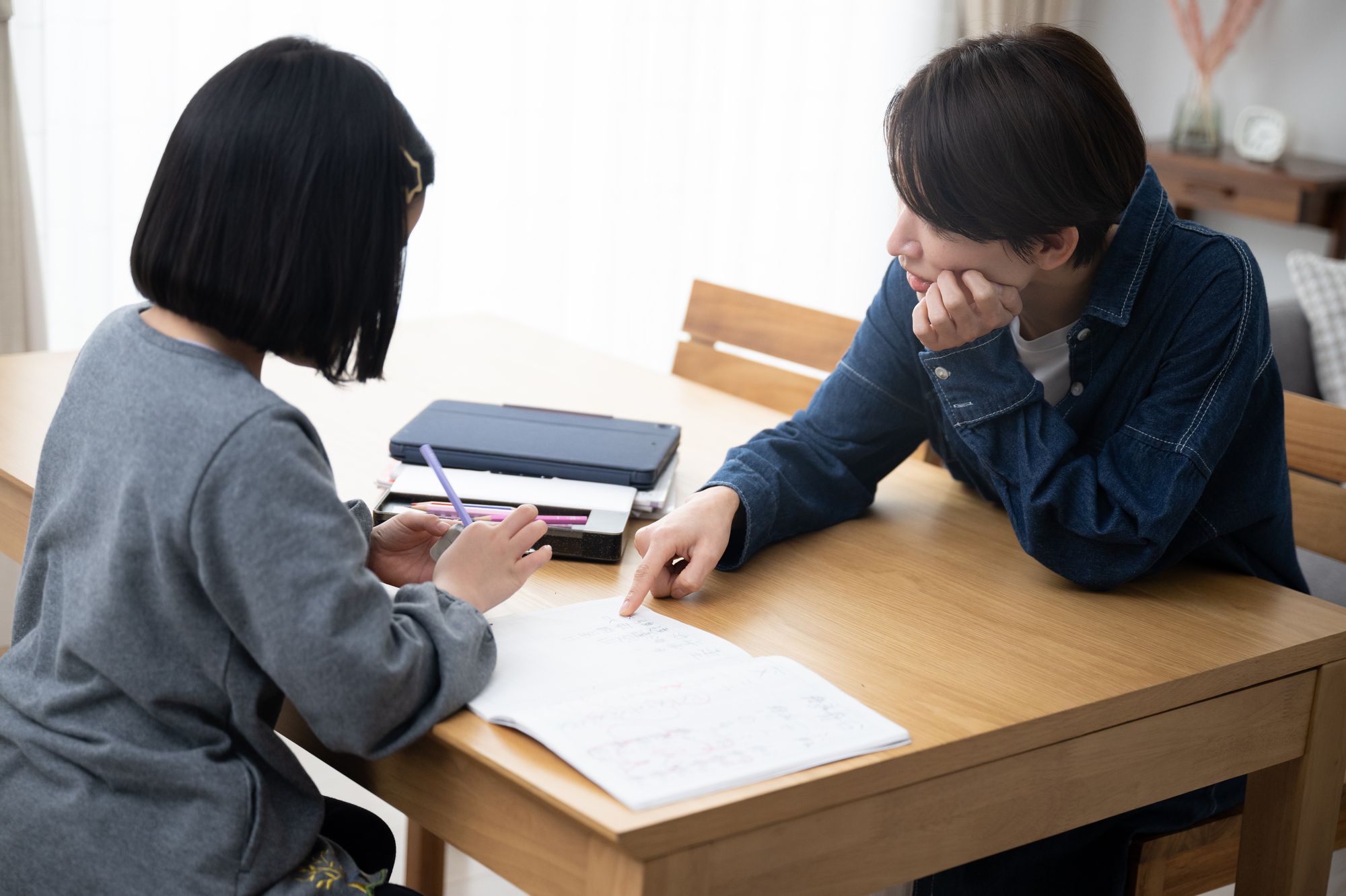 子どもに勉強を教える親