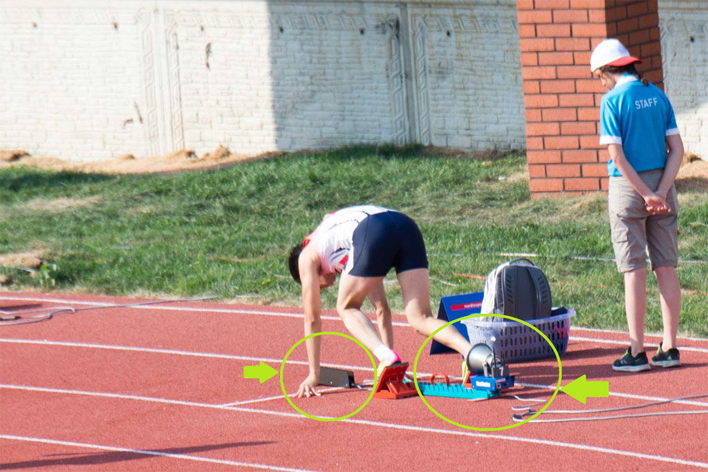陸上でスタートの合図となる光る装置の画像