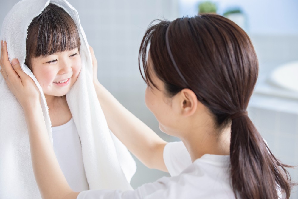 お風呂上がりの子どもと母親のイメージ