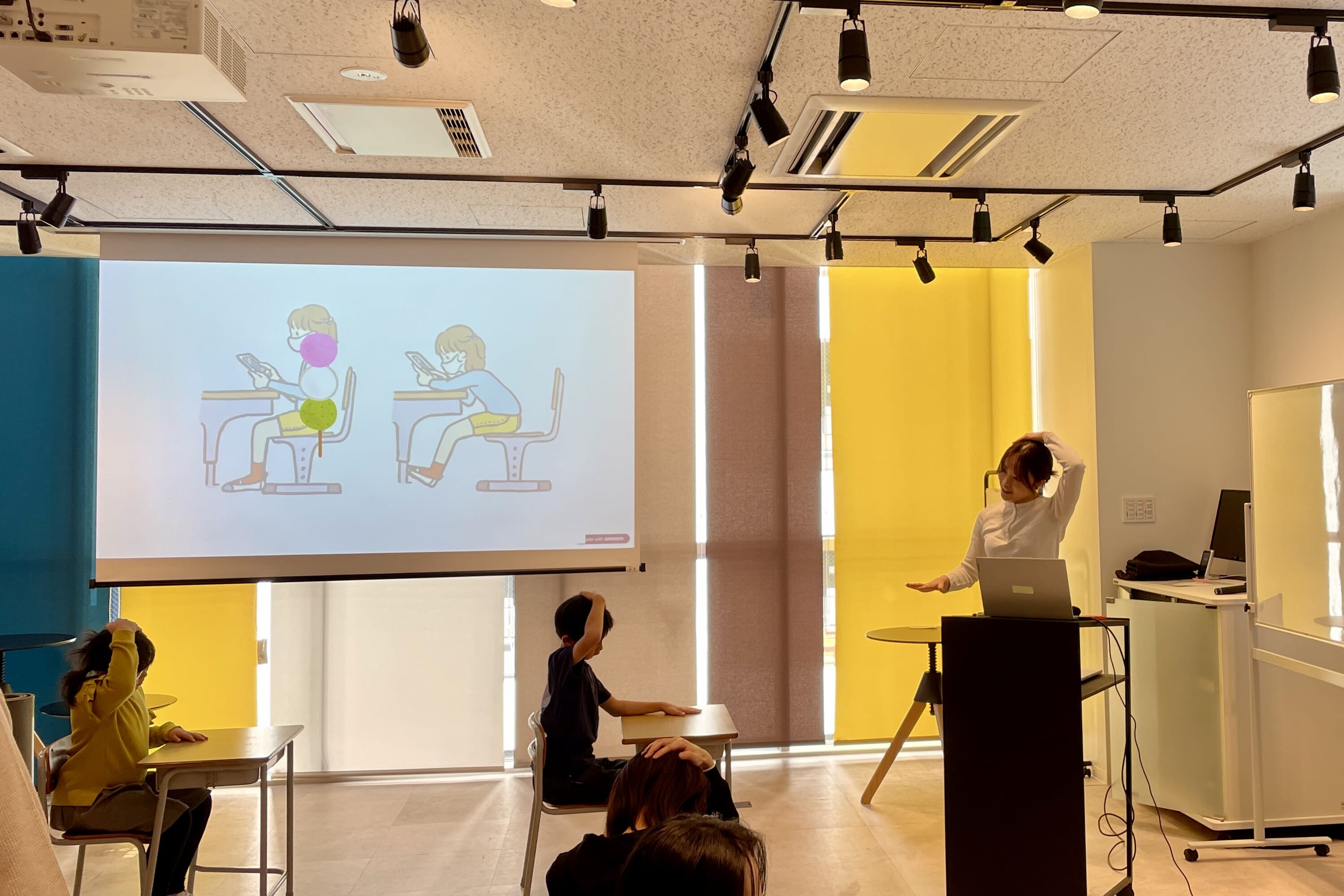 姿勢改善イベントでストレッチをする子ども