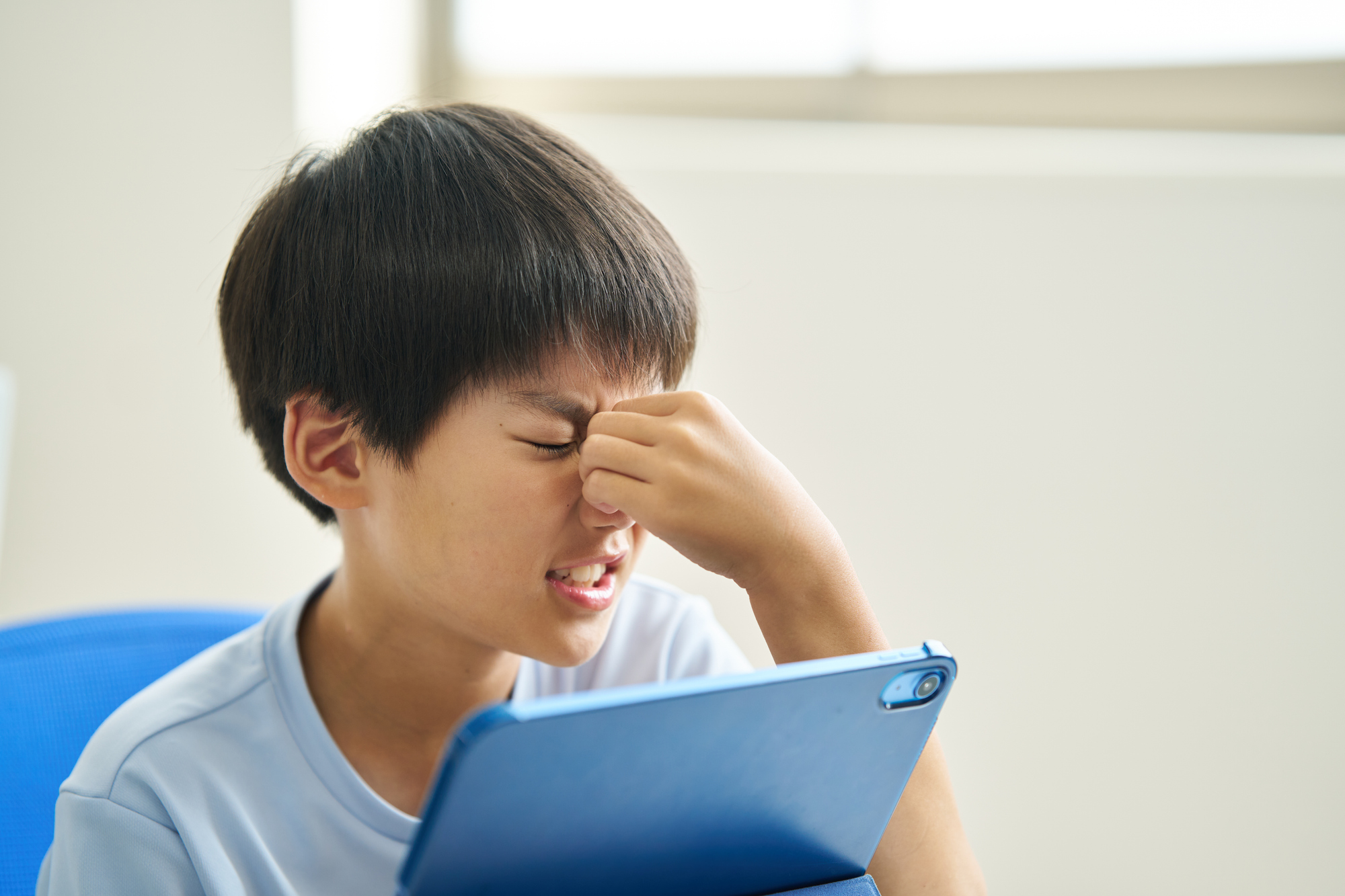 目が疲れた子ども