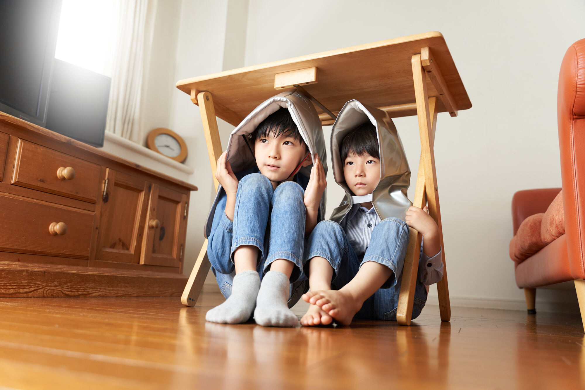 地震で机の下にもぐる子ども