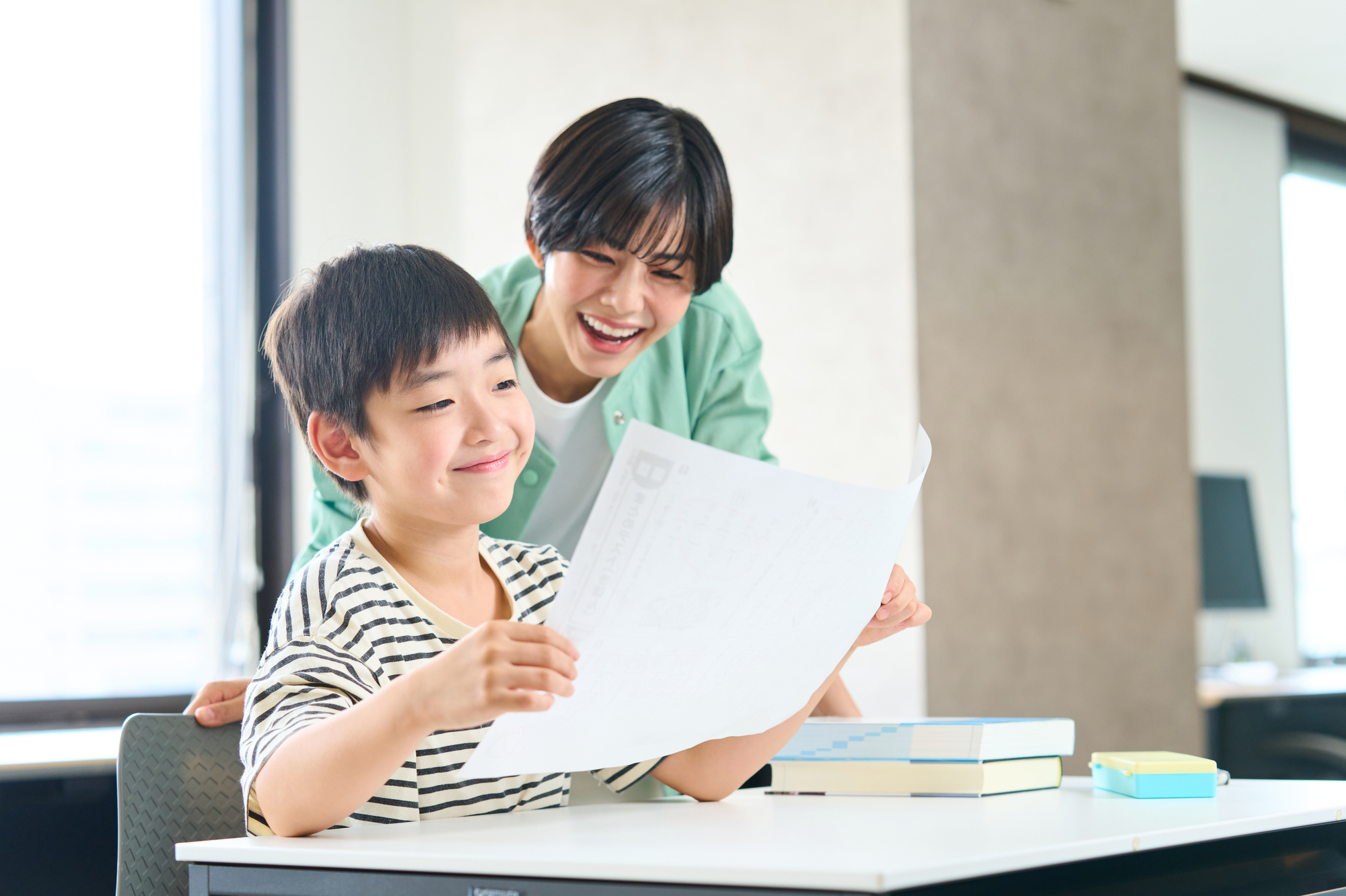 子どもの勉強をサポートする親