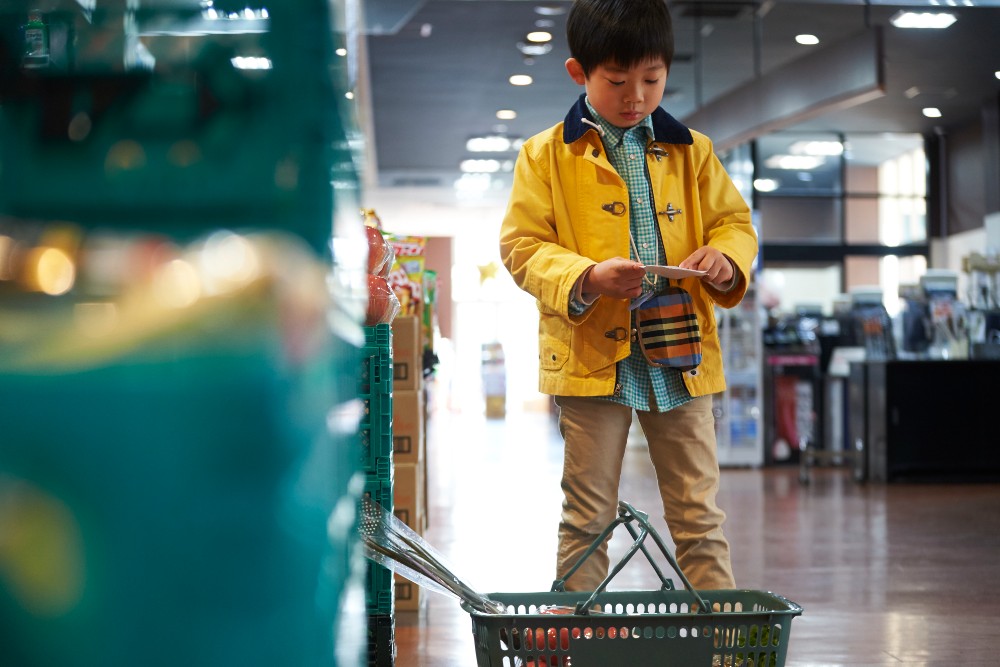 おつかいをする男の子のイメージ