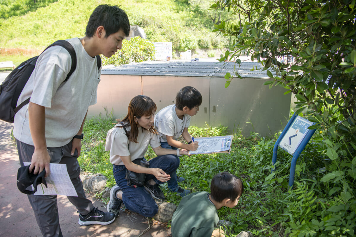 こどもの国フィールドワークをする親子
