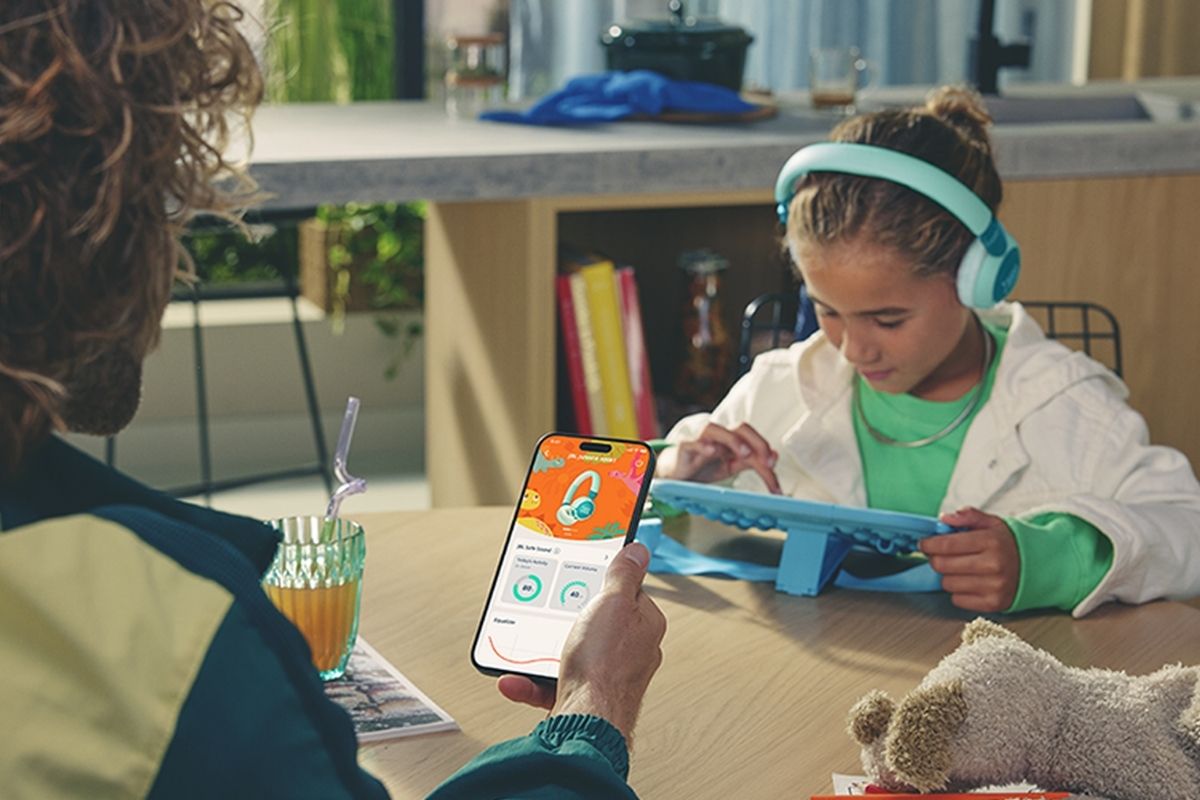 子ども用ワイヤレスオンイヤーヘッドホン（JBL Junior 320BT）